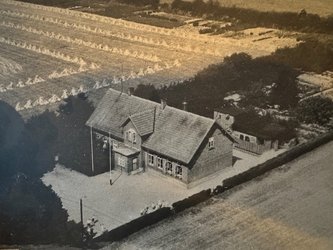 schwarz-weiß Foto der alten Schule am Feld