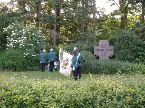 Menschen in Uniform am Ehrendenkmal