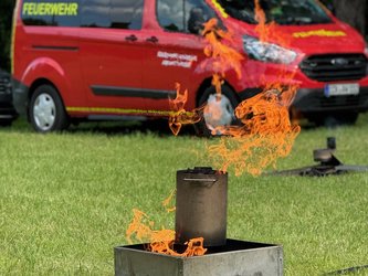 Feuerwehrauto und Flammen